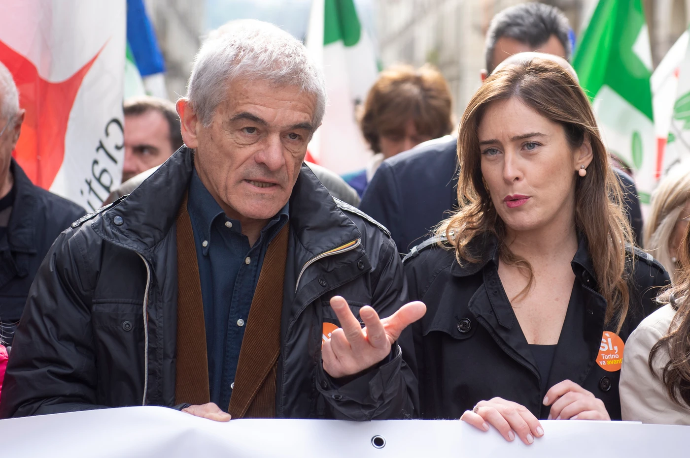 Maria Elena Boschi in piazza, incrocia la big di Forza Italia: "Ma tu lo sai che il Pd...?". Devastata