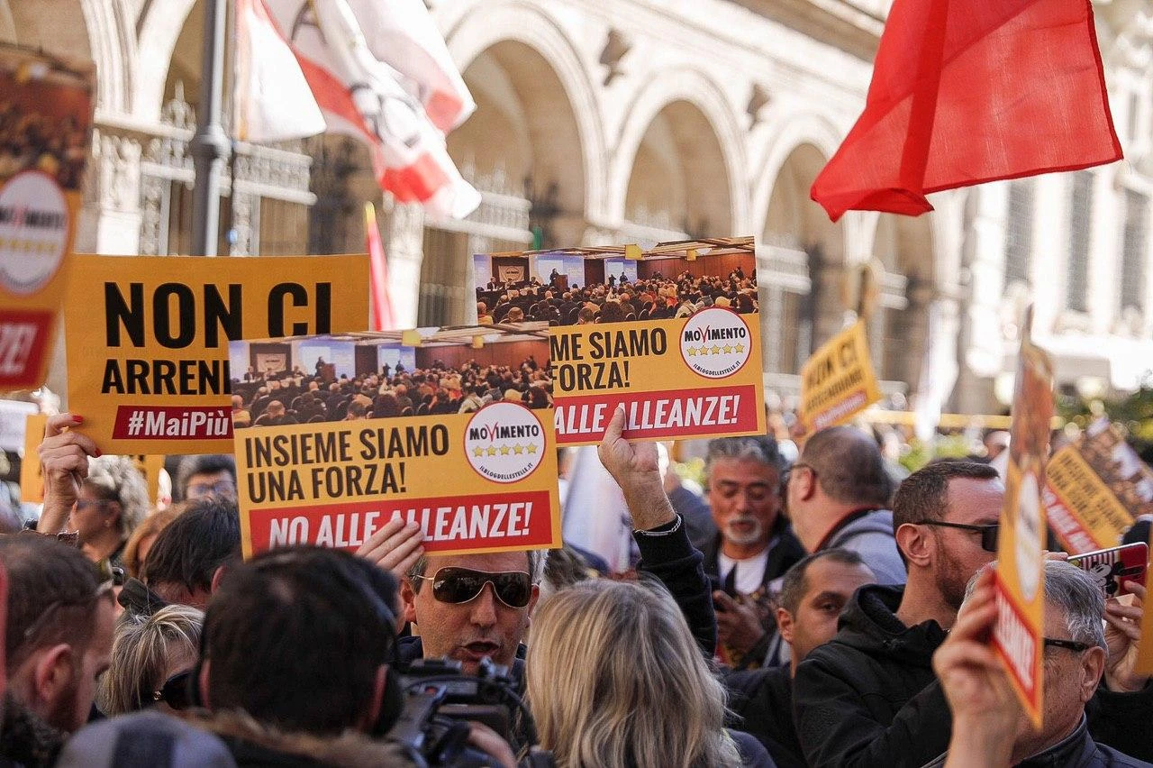 M5s in piazza contro i vitalizi, Alessandro Di Battista dall'Iran: "Col cuore sono con voi"