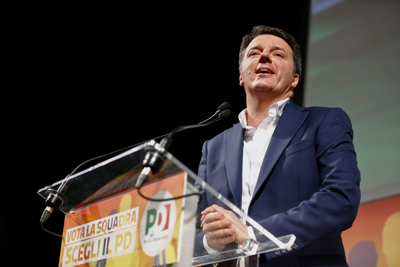 Renzi, tutti i candidati ex Forza Italia. In ginocchio dal Cav. Renzi, mossa spudorata: chi c&apos;è nelle sue liste / Foto