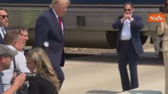 Trump scende da carrozza ferroviaria decorata per 250esimo Usa. Accolto da bagno di folla