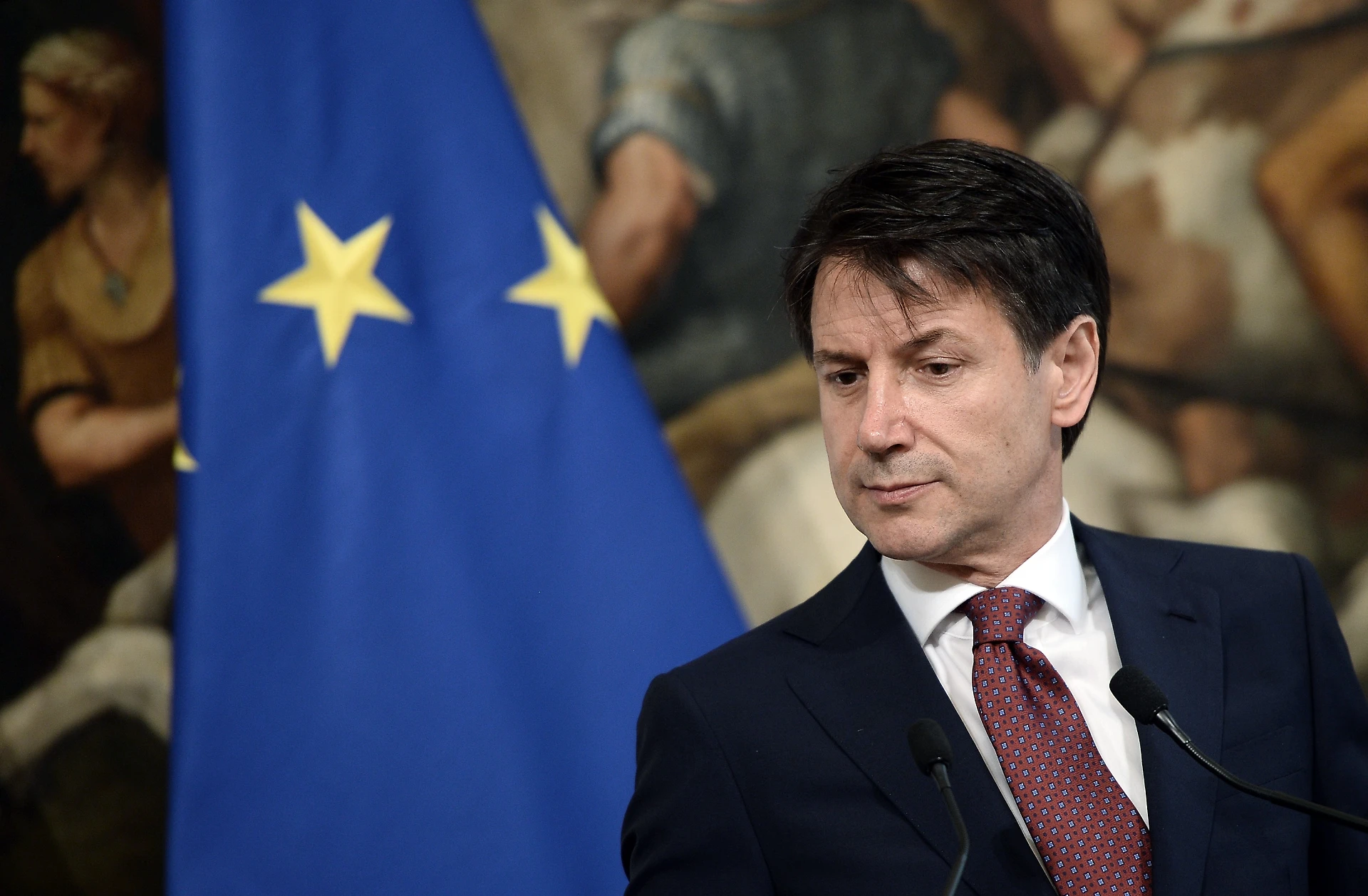 Giuseppe Conte detta le condizioni a Emmanuel Macron: "Voglio una telefonata di scuse"