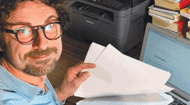 Danilo Toninelli scrive un libro: "Novità sul Ponte Morandi". Parte lo sfottò: "Bene, so come bloccare la porta"