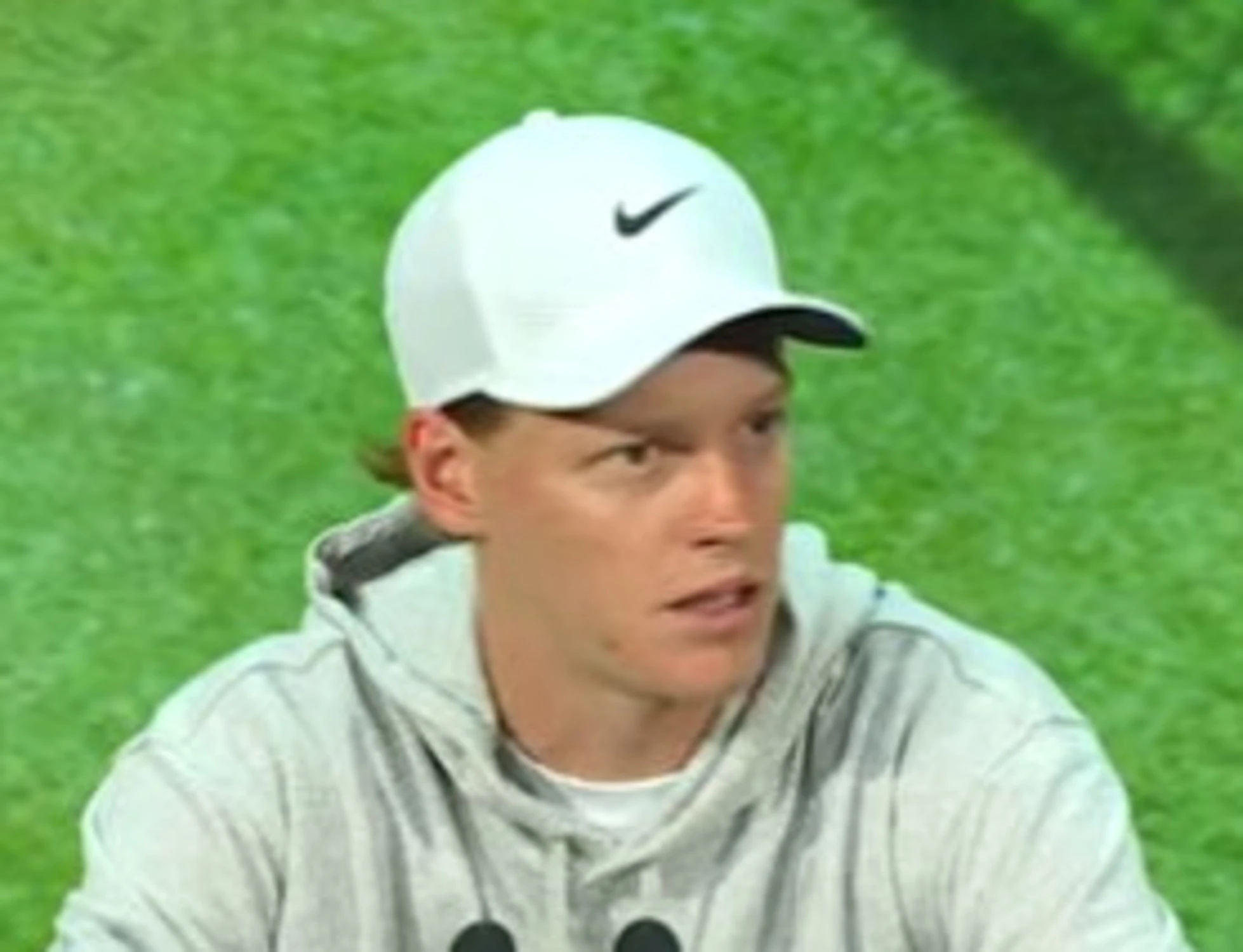 Jannik Sinner infastidito in conferenza gela il cronista "Sembra che tu lo sappia meglio di me"