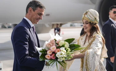 Pedro Sanchez umiliato ad Ankara: moglie indagata bloccata in Spagna, cosa gli fanno trovare in aeroporto