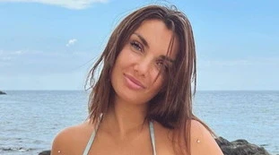 Elettra Lamborghini-follia, il bikini è troppo strizzato. E... roba pazzesca
