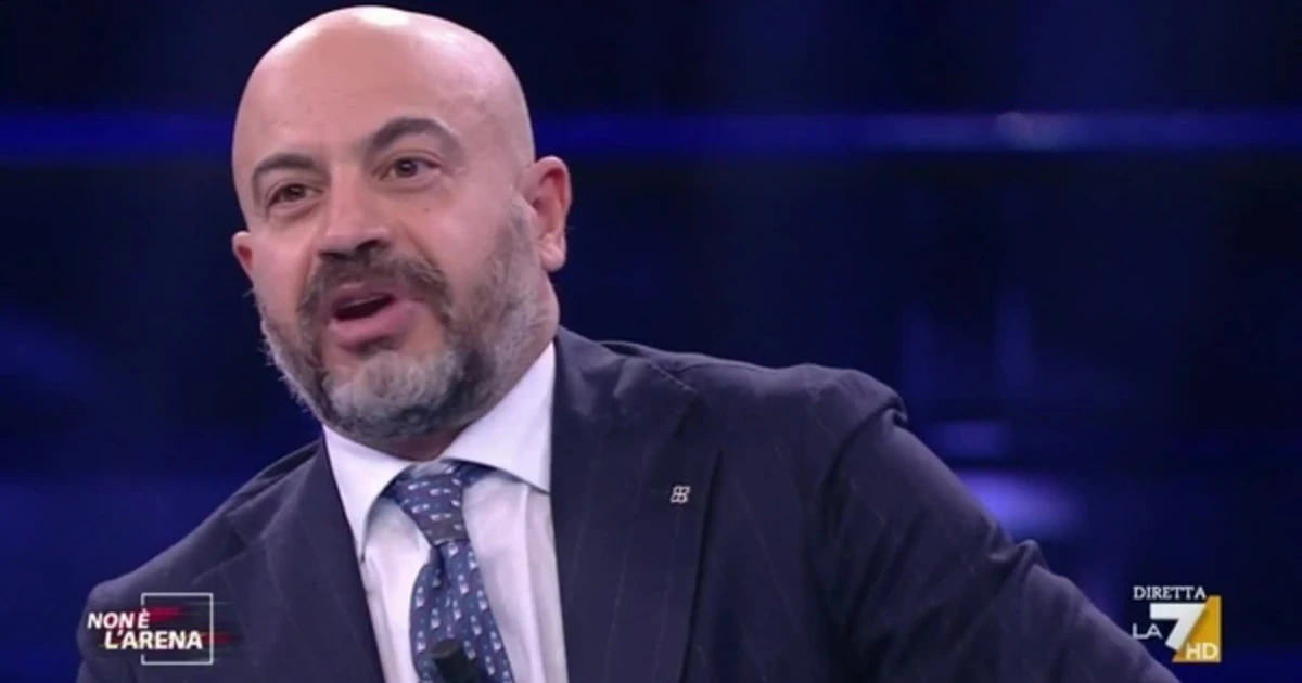 Non è l'arena, fucilata di Vittorio Feltri contro Gianluigi Paragone: "Ma se ti ha eletto il M5s? Non si capisce un c***"