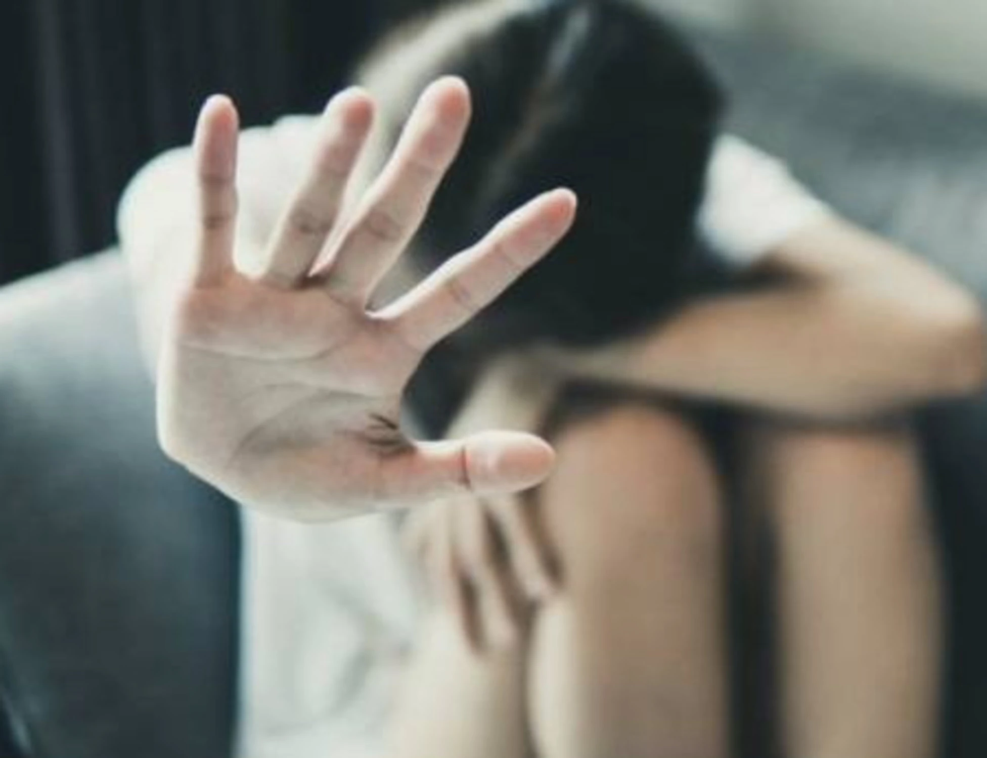 Milano, molesta una 17enne e poi ruba il telefono a un minorenne: arrestato l'africano
