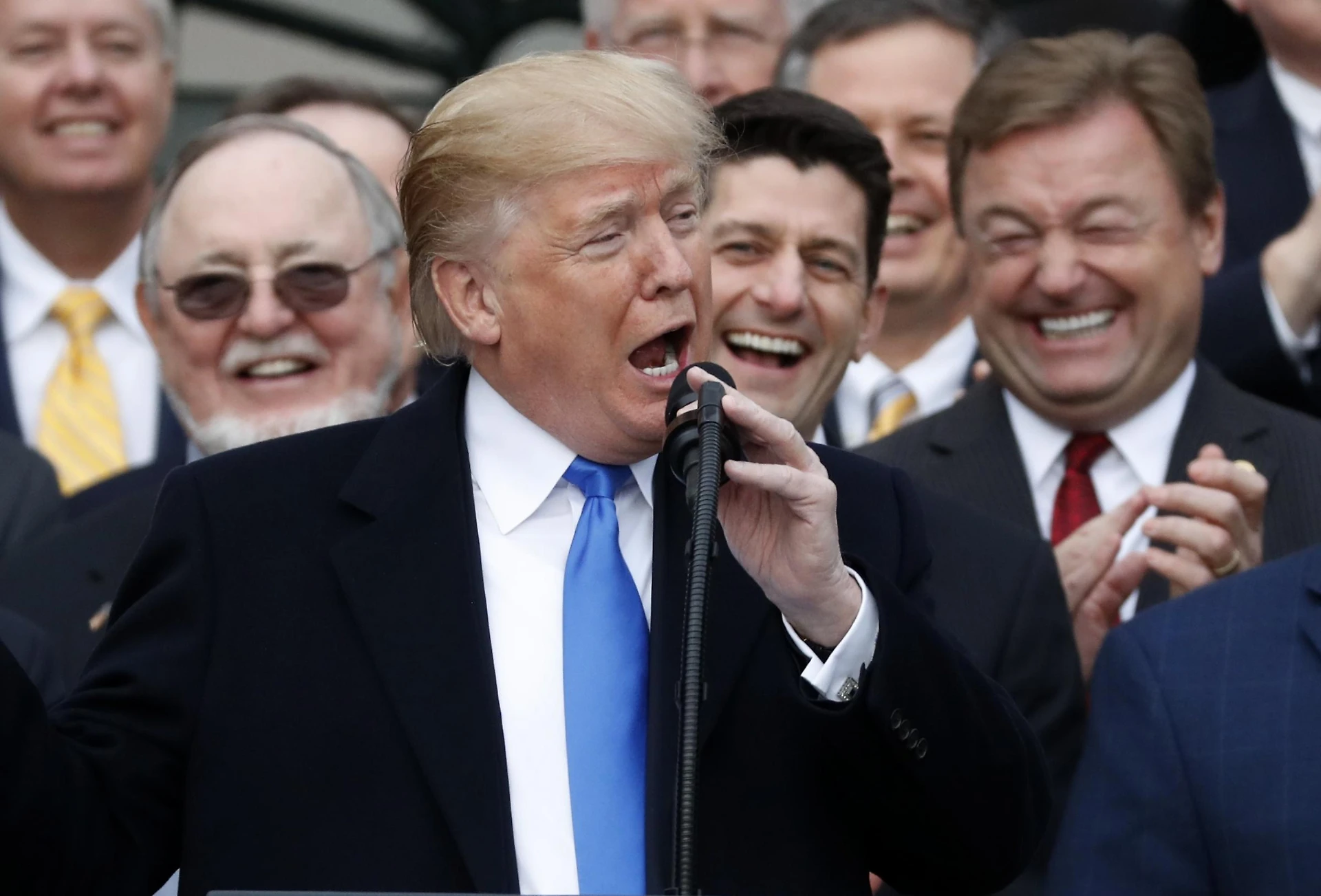 Donald Trump, approvata la riforma fiscale: taglia le tasse a imprenditori e ceto medio