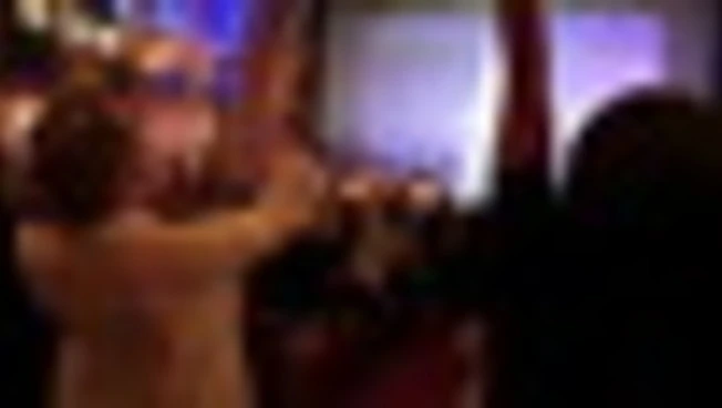 Maxi karaoke dedicato a Céline Dion a Parigi in vista del suo ritorno