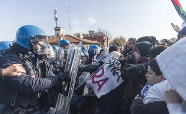 Anci, il corteo e il vero volto della sinistra: insulti alla Meloni, botte alla polizia