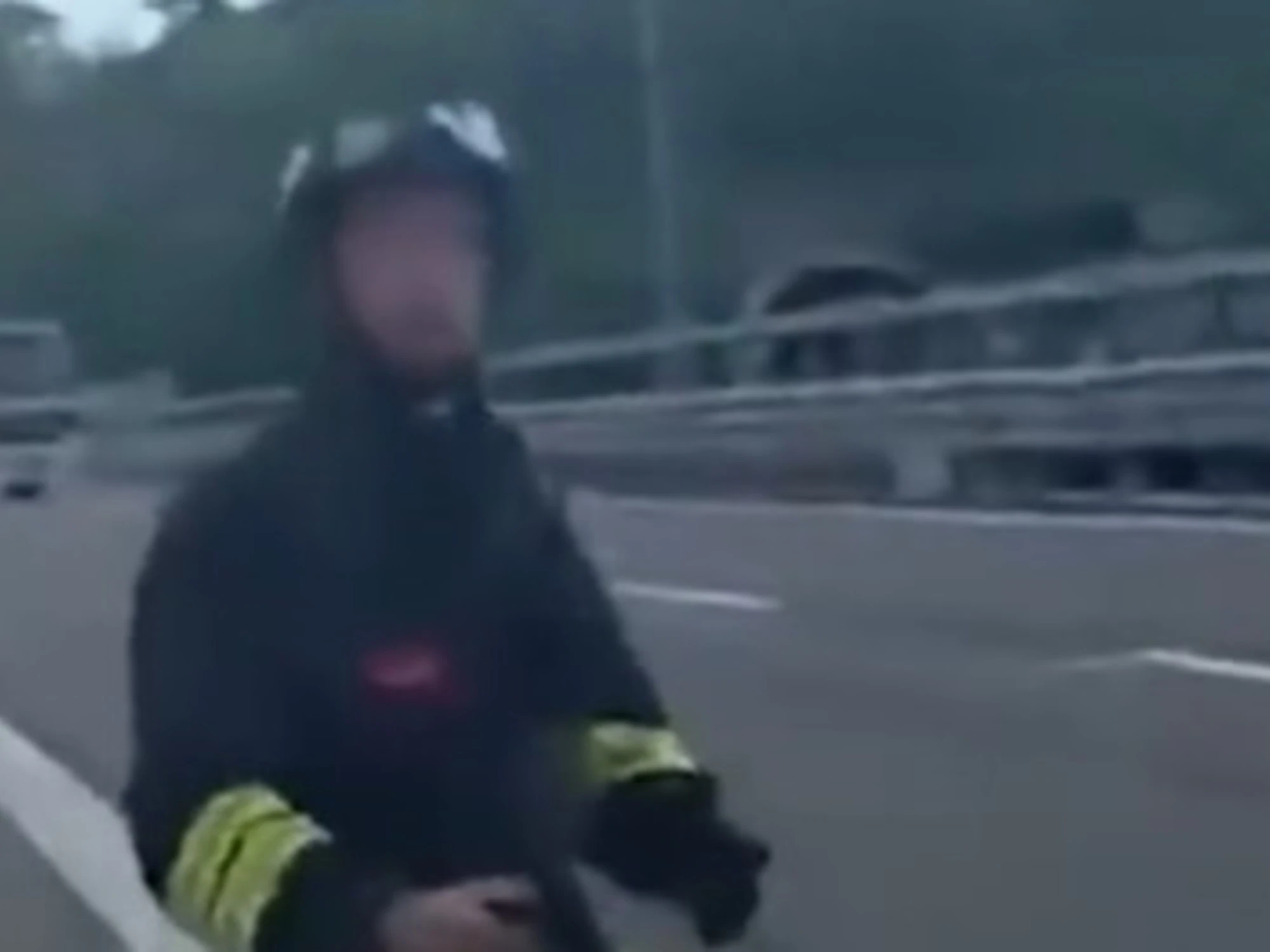 Barberino del Mugello, "non farlo". La agente in ginocchio, ma Federico si lancia nel vuoto: un video agghiacciante