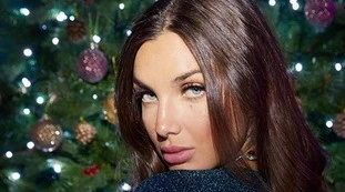 Elettra Lamborghini, malizia davanti all'albero di Natale: un lato B che pare disegnato, lo svela così
