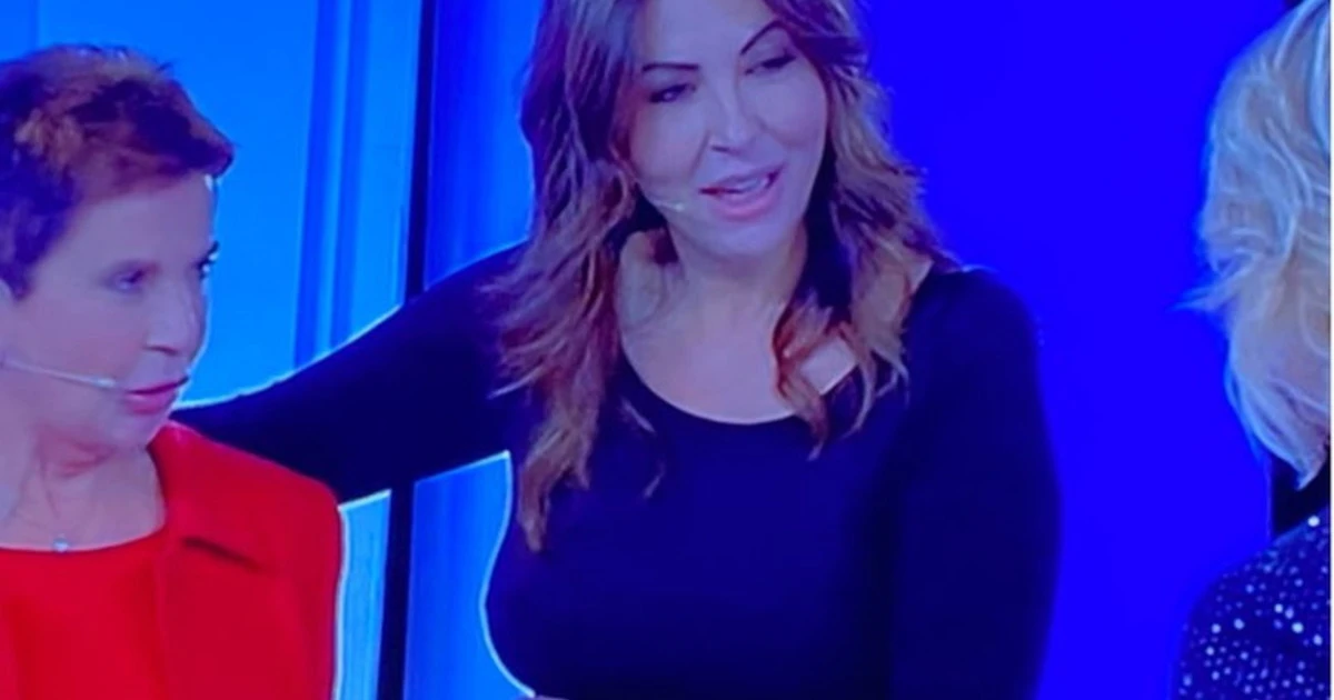 C’è posta per te, Sabrina Ferilli ospite della prima puntata assieme alla madre da Maria De Filippi: "Cominciamo bene"