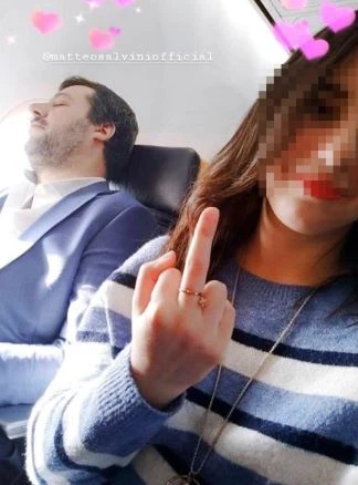 Dito medio a Matteo Salvini, parla la ragazza: "Era una foto per gli amici, con i cuori. Non sono una sardina"