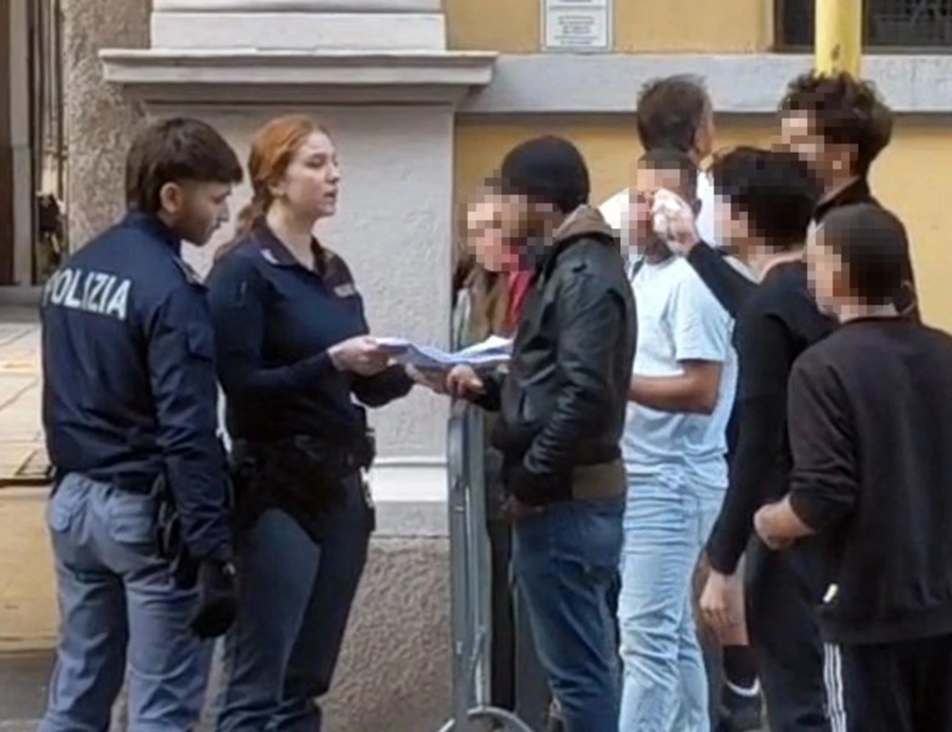 "Te la spaccherei io la testa", la rabbia dei genitori in Questura