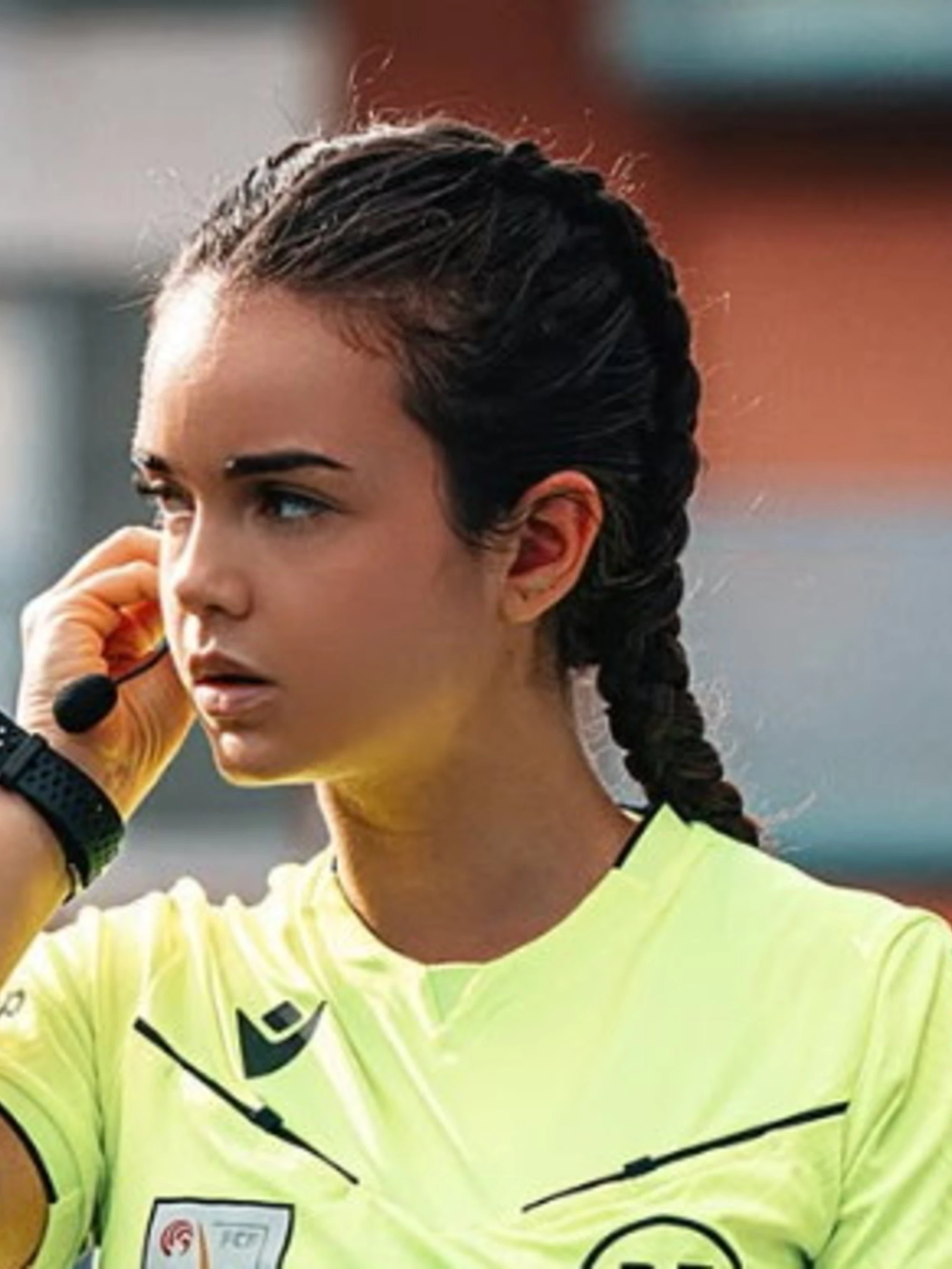 Carla, l'arbitra in bikini fa impazzire la Spagna: "Cosa mi scrivono i calciatori"