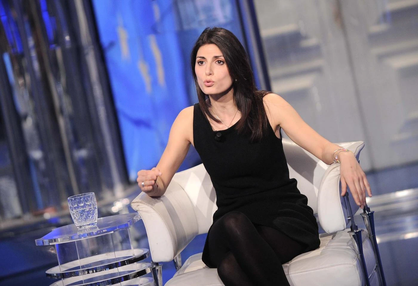 Virginia Raggi, la regina: basta una sua frase per bruciare 71 milioni di euro. La Borsa esegue i suoi ordini