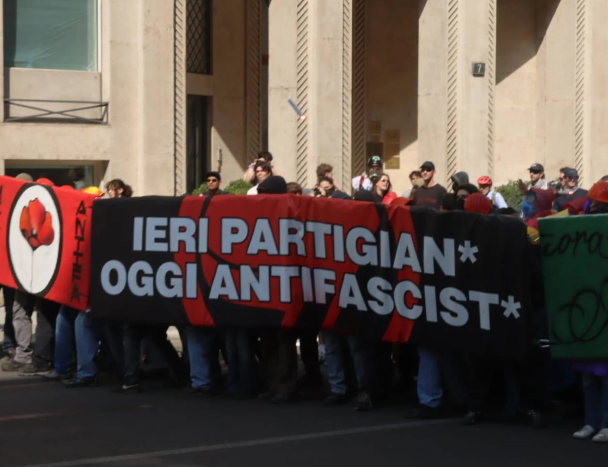 Pistole e insulti, tutti i deliri dei centri sociali anti-Salvini