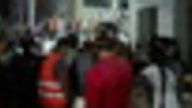 Colombia, squadre di soccorso formano catene umane per cercare sopravvissuti