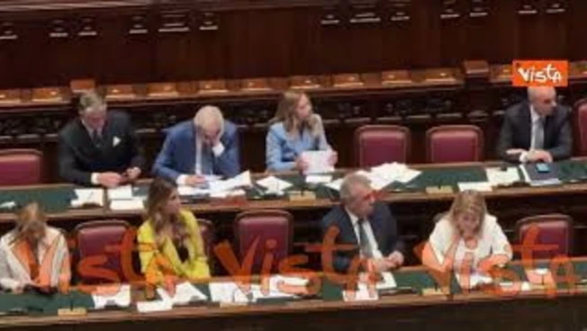 Dal prendere appunti al sistemarsi i capelli, i gesti di Meloni durante discussione alla Camera