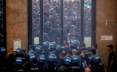 https://media.liberoquotidiano.it/dSaOb0uTSAC0NJpj3tp_FJvFWZoK_glxLprj28nchWs/width:800/quality:90/aW1hZ2VzLzIwMjUvMTAvMDIvMDk0MjE4ODQwLTk1NGU2YmJkLWEzYjMtNGI4My1hN2EwLTNkNGZkZjQ5MTU2MS5qcGc.webp