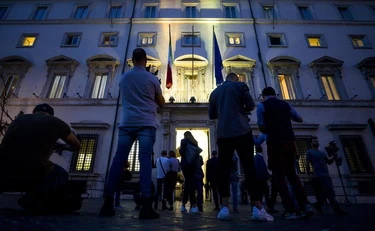 Sondaggi, 15 giorni decisivi: balzo del centrodestra, campo largo a picco