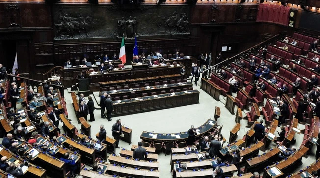 Mes, Lega e FdI dicono no. Forza Italia si astiene: cosa sta succedendo