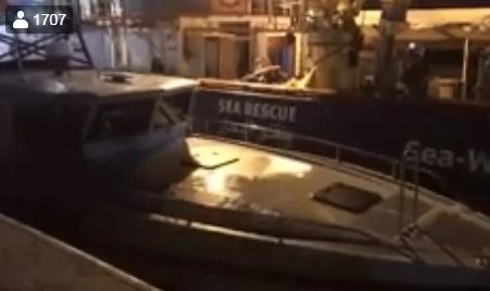 Sea Watch, il video della manovra criminale di Carola Rackete a Lampedusa: motovedetta schiacciata, è panico