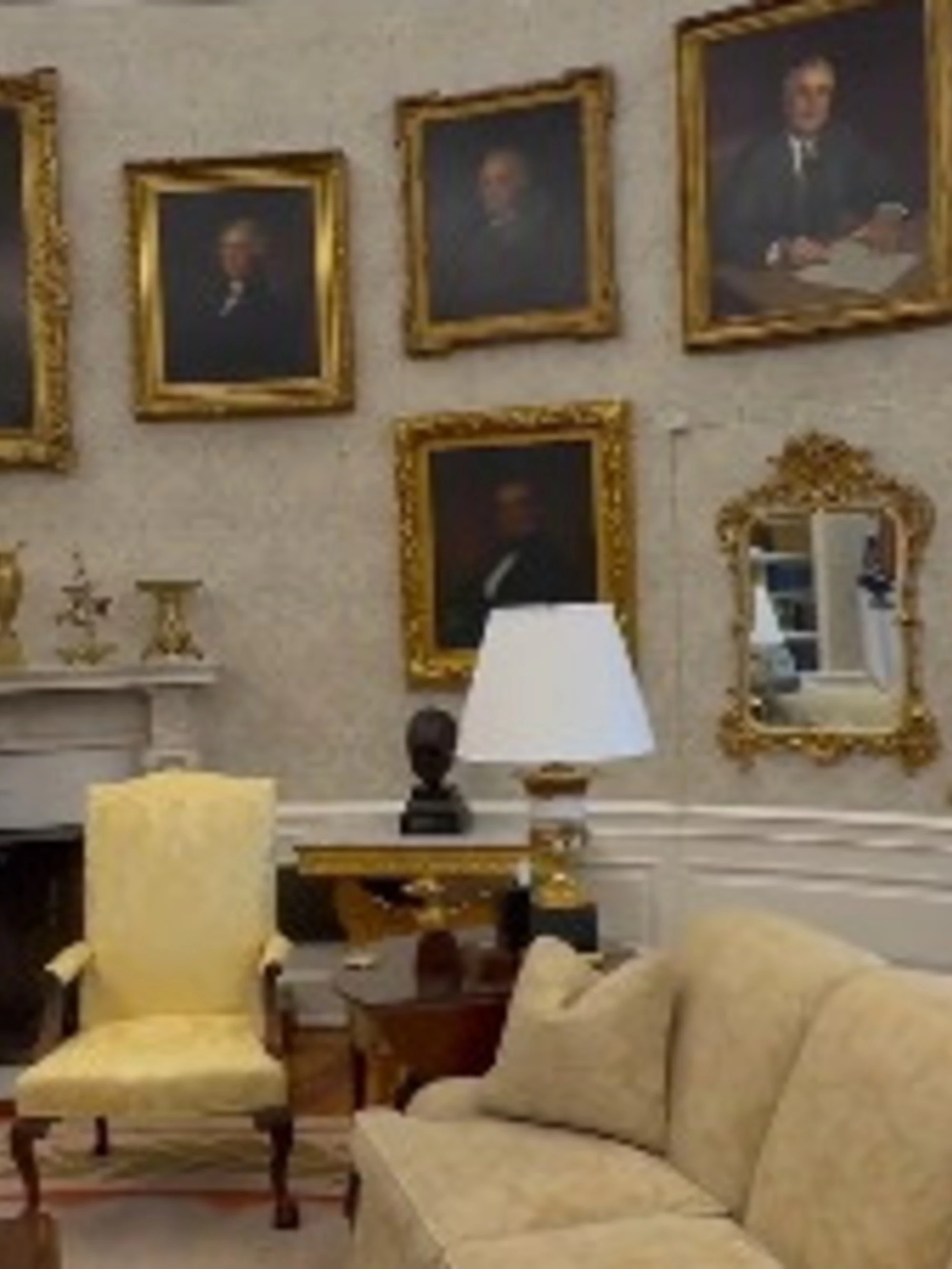Donald Trump rivoluziona lo Studio Ovale: oro ovunque, anche sul telecomando