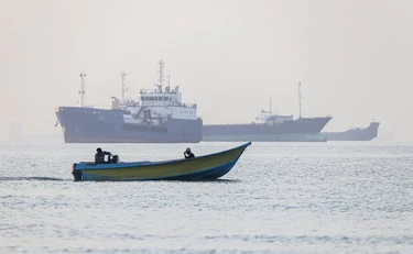 Iran-Usa, "firma entro 24 ore". Il nodo Hormuz, la petroliera colpita