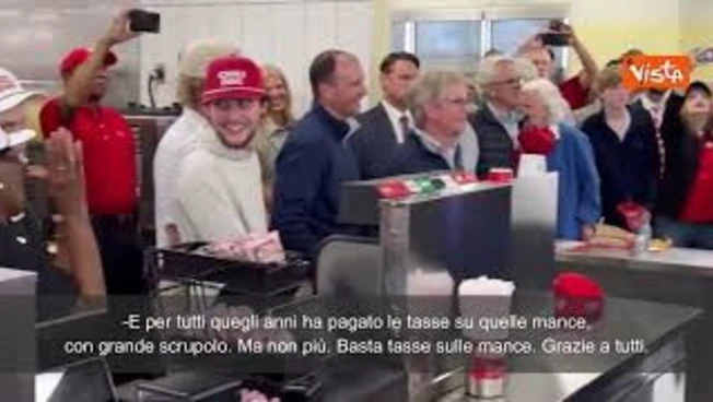Trump visita un fast food a Rome (Georgia): "Basta tasse sulla mance"