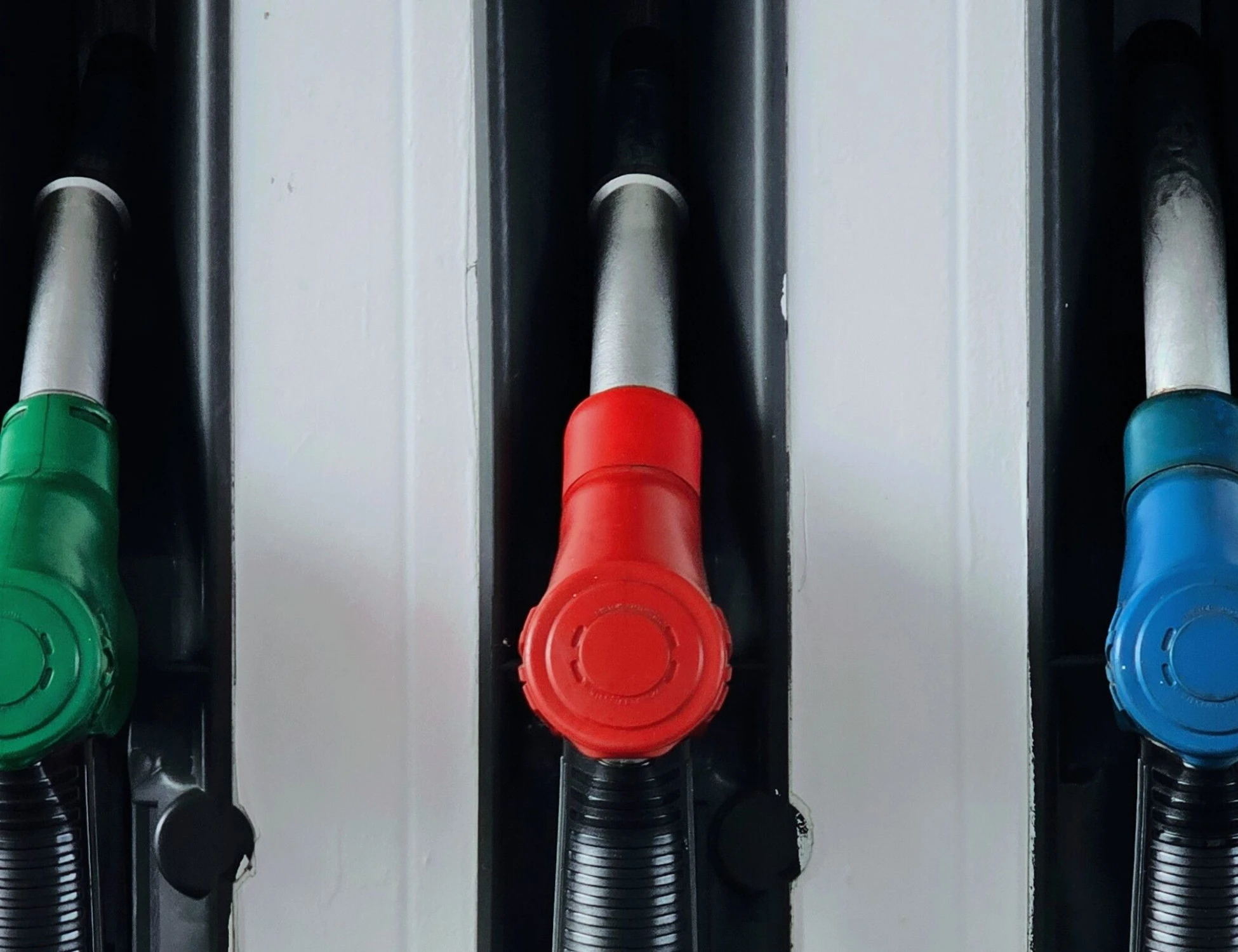 Benzina a 2,60 euro alla pompa, cosa sta succedendo in Italia e cosa fare