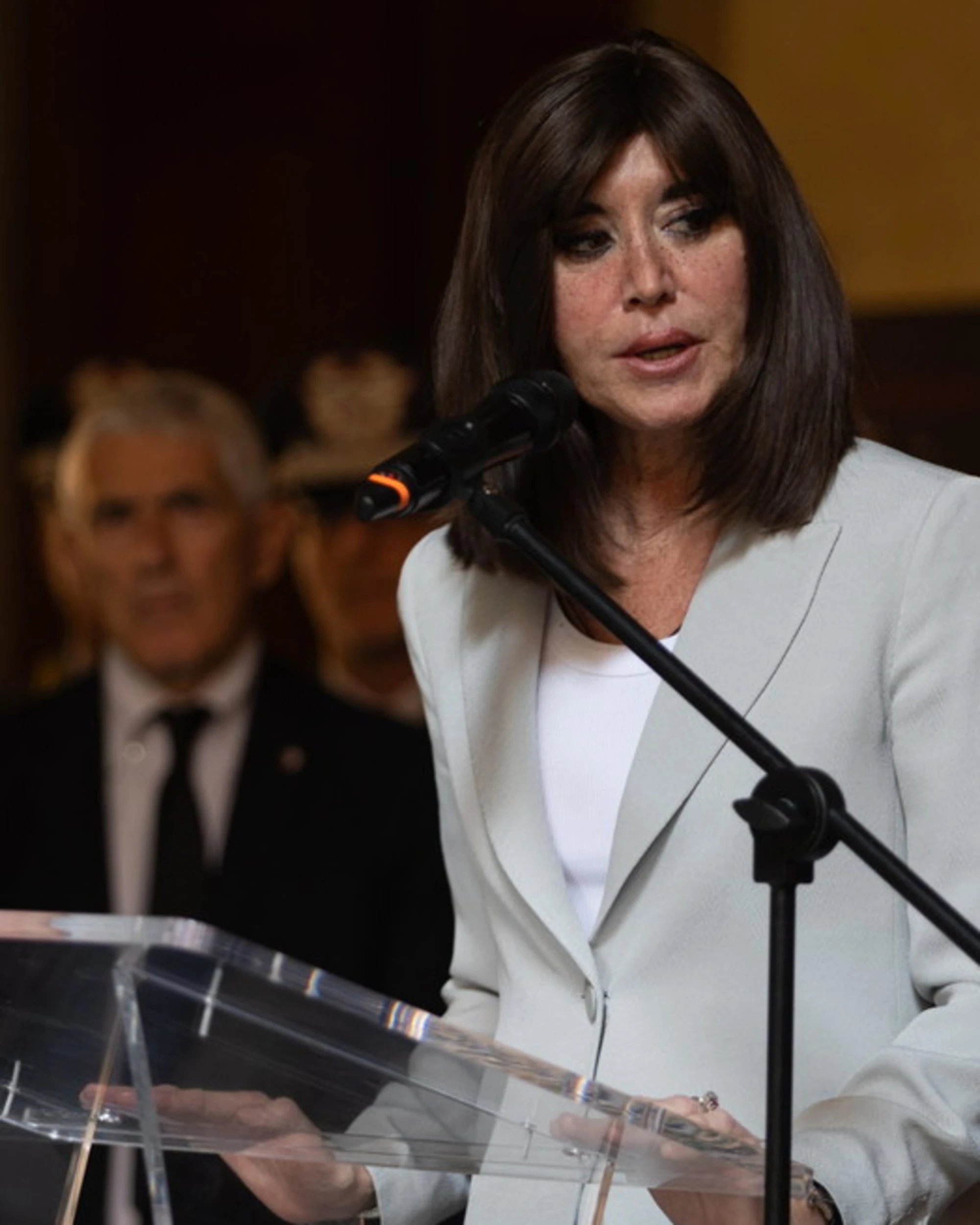 Strage di Bologna, sfregio in piazza alla Bernini: il ministro se ne va