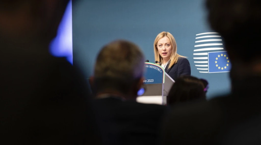 Giorgia Meloni, la foto choc dei socialisti europei: "Dorme la notte?"