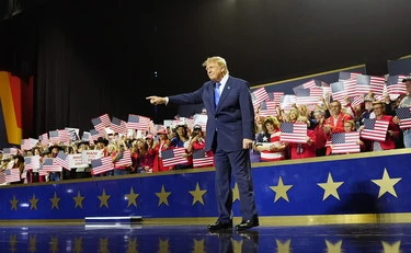 Donald Trump, mossa estrema: "Se mi votate, 5000 dollari a ogni americano"