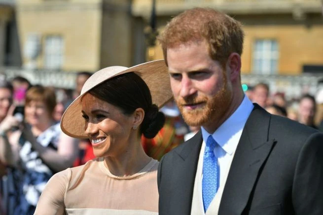 Meghan Markle ed Harry, altro scandalo: "Hanno distrutto la tradizione", chi si allea con la Regina