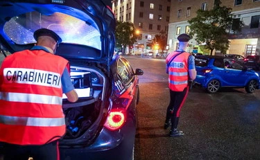 Orte, uomo a torso nudo prende un cartello stradale e blocca gli automobilisti: panico in strada