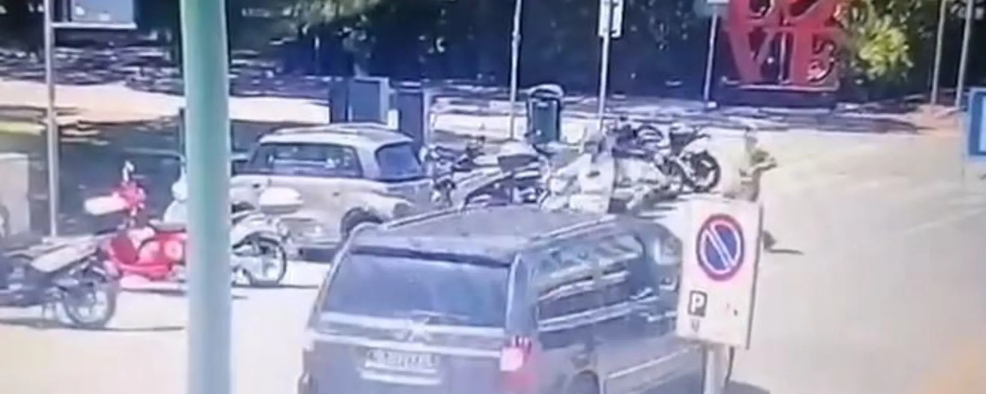 Forte dei Marmi, le strappano dal polso un orologio da 50mila euro, poi l'inferno sulla A1