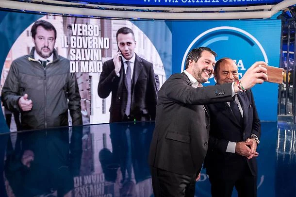 Matteo Salvini si fa un selfie con Bruno Vespa negli studi di Porta Porta