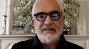 Silvia Romano, Flavio Briatore inchioda il governo: "Multa i lavoratori che protestano, ma l'ammasso di gente intorno a lei?"