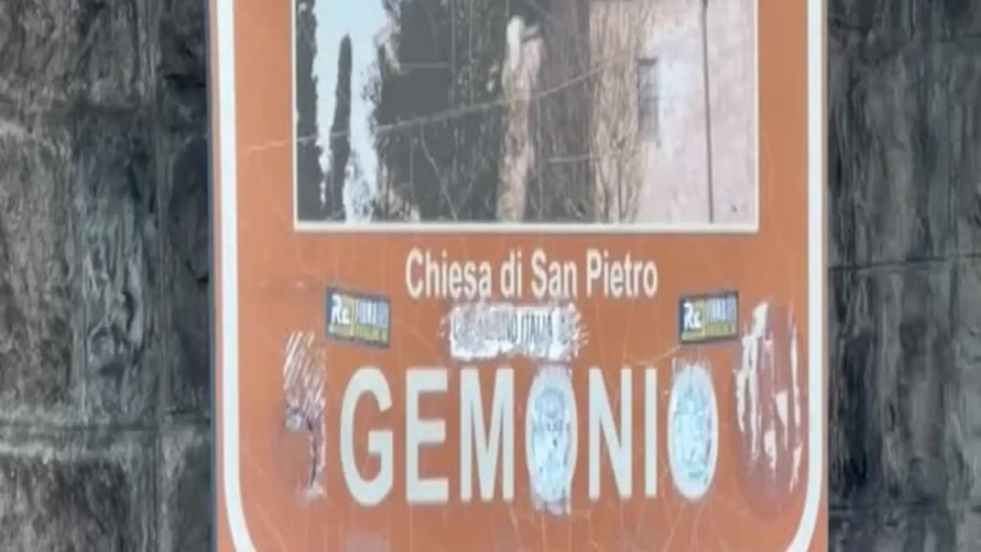 Umberto Bossi, lo striscione affisso davanti alla sua casa a Gemonio: "Saremo per sempre i tuoi Giovani padani"