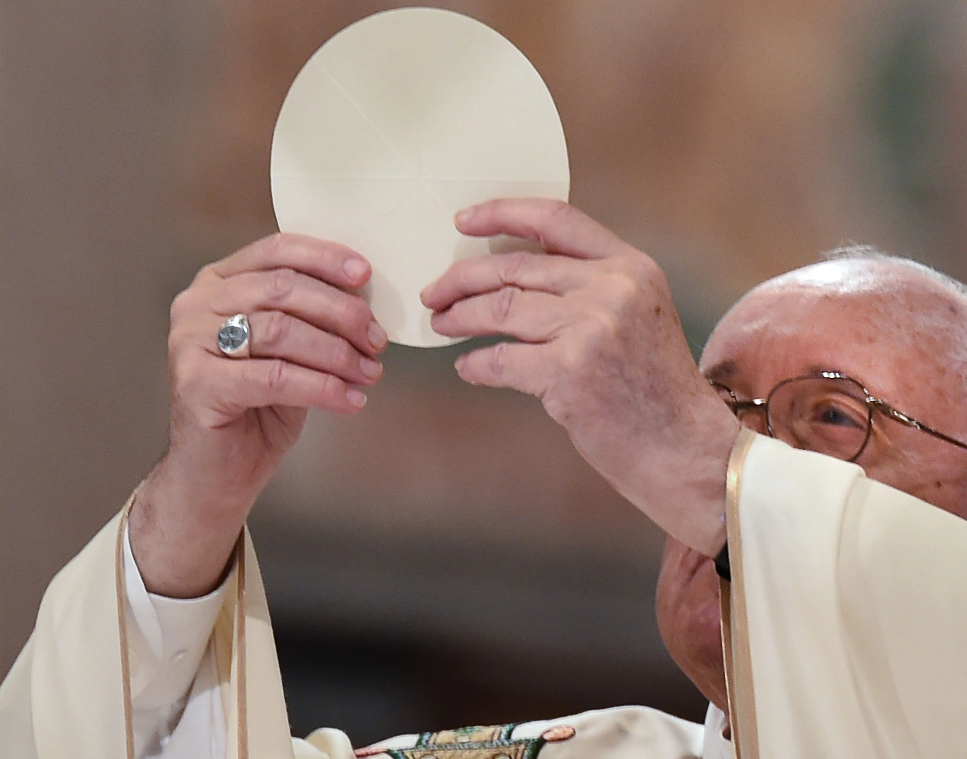 Papa Francesco, accusa-choc nel documento dei cento: "Atto sacrilego, grave peccato", crolla il Vaticano?