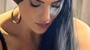 Arisa si piega sulla sedia e... Fuori tutto: censura disintegrata. Scatto (e commento) bollente