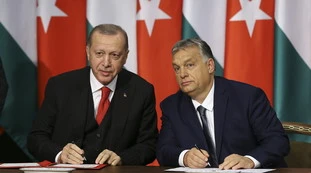 Ue, l'ultima vergogna: a Erdogan i soldi tolti all'Unghiera di Orban, ma in Turchia i gay non possono sfilare