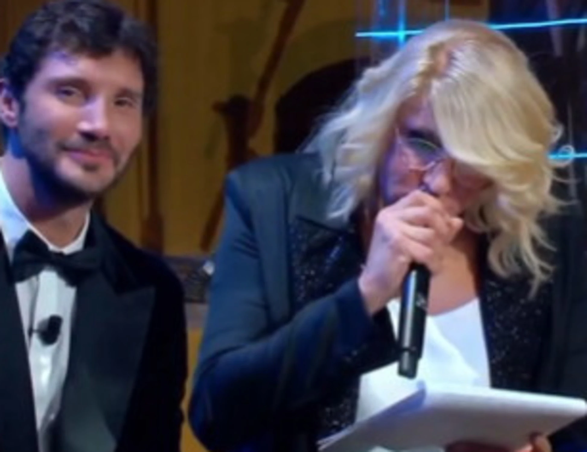 Affari tuoi, la finta Maria De Filippi gela De Martino