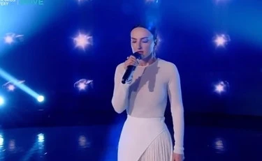 Arisa a Sanremo, "Magica favola" lancia il nuovo album "Foto mosse"