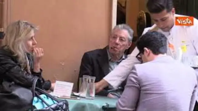 Leggi l'articolo: Addio a Umberto Bossi, eccolo nel 2018 prendere un caffè col figlio Renzo in centro a Roma ARCHIVIO