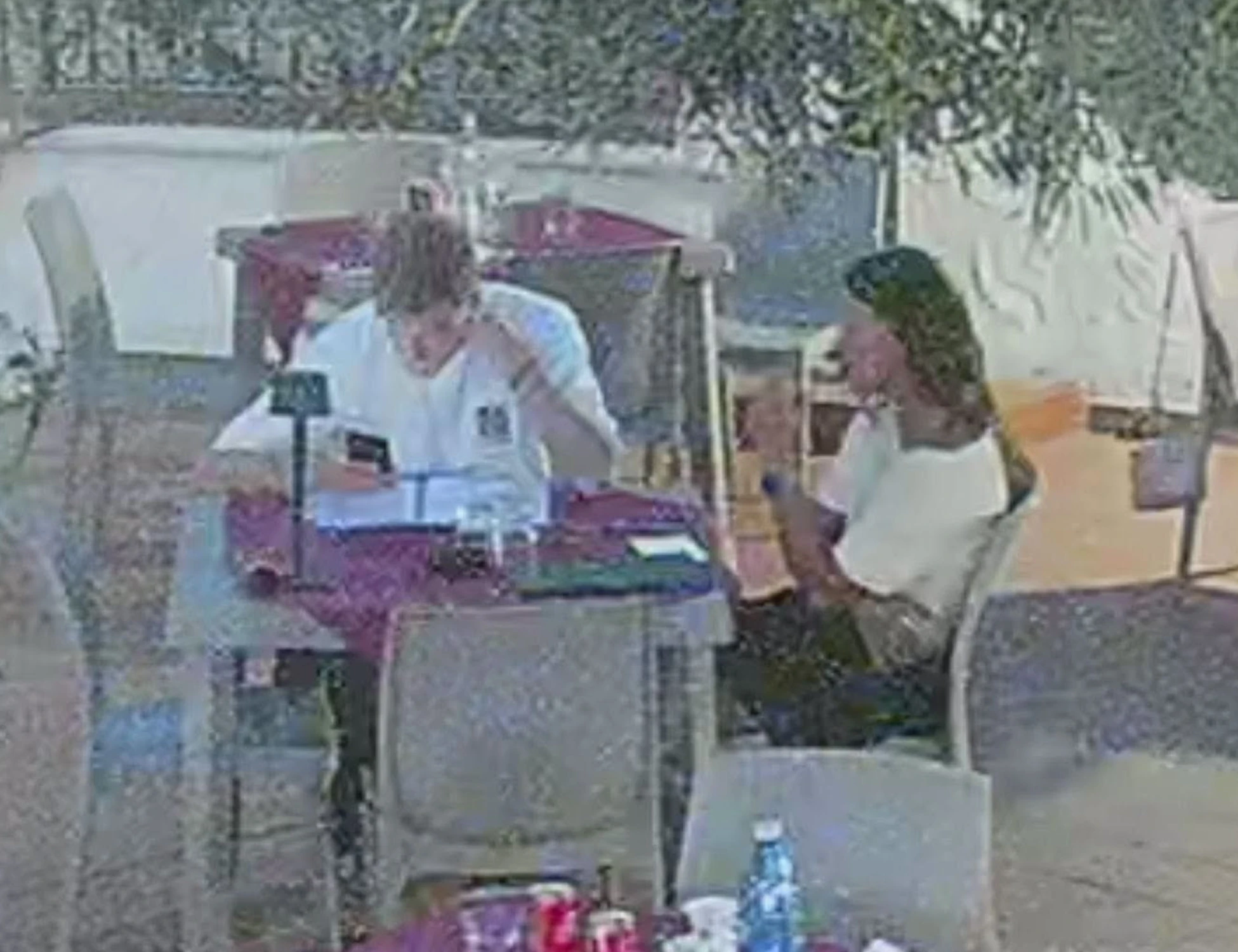 Cagliari, "salutiamo questi turisti, si sono dimenticati di pagare il conto": la foto-scandalo