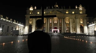 Vaticano, i corvi si muovono contro Papa Francesco: cosa sta succedendo