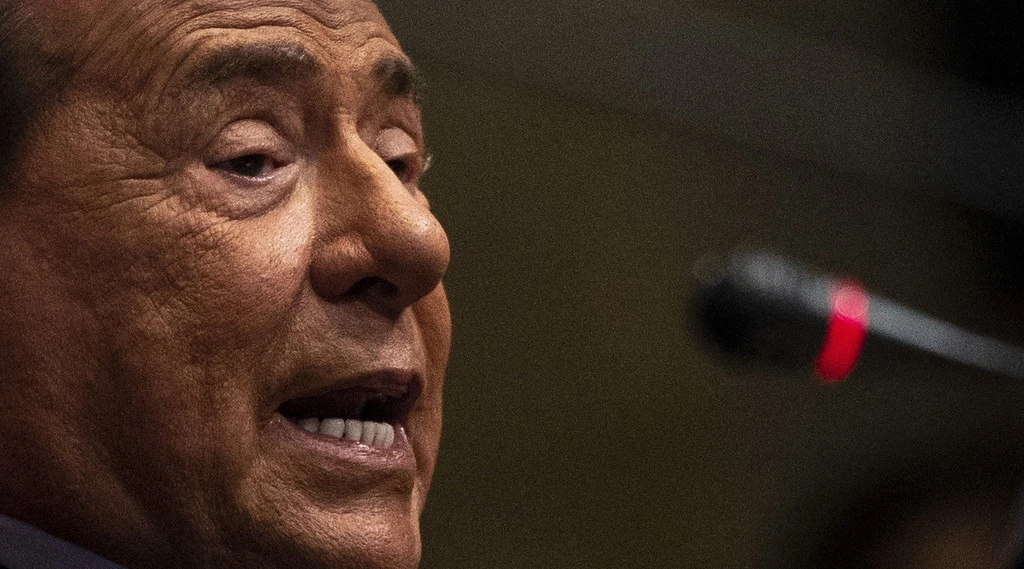 Silvio Berlusconi sull'ultimatum della Germania alla Bce: "Sono preoccupato, l'Italia rischia di non farcela da sola"